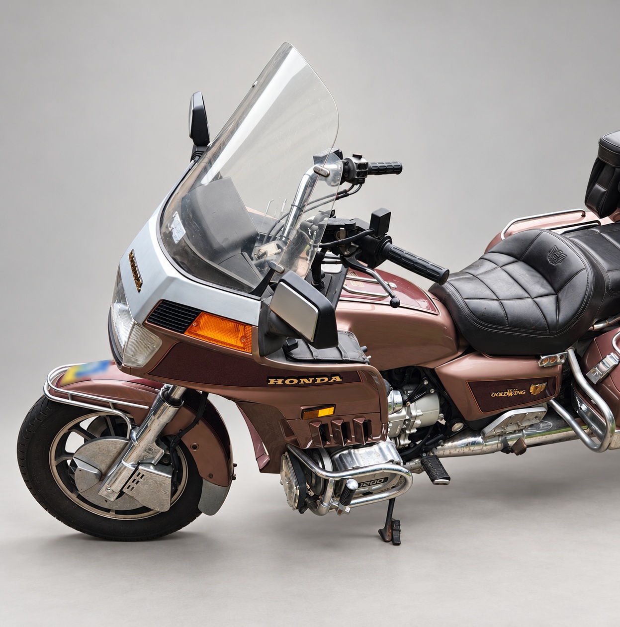 Honda Gold Wing Aspencade 1200 — Front fairing and windscreen detail