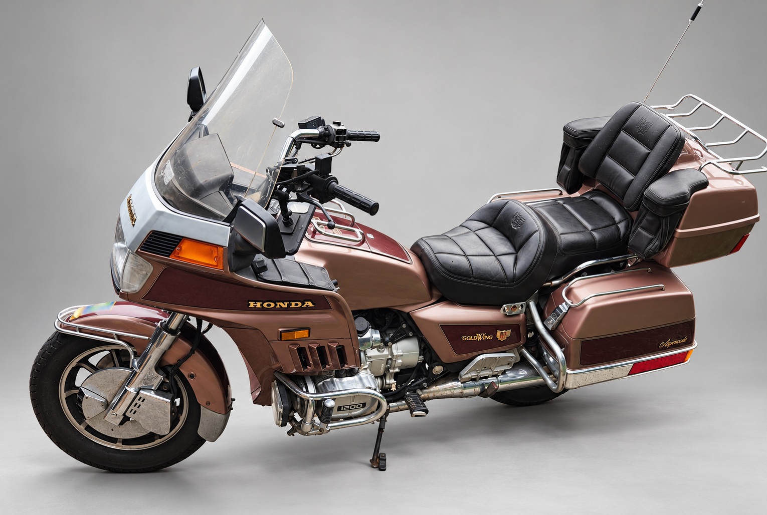 Honda Gold Wing Aspencade 1200 — Left-side view