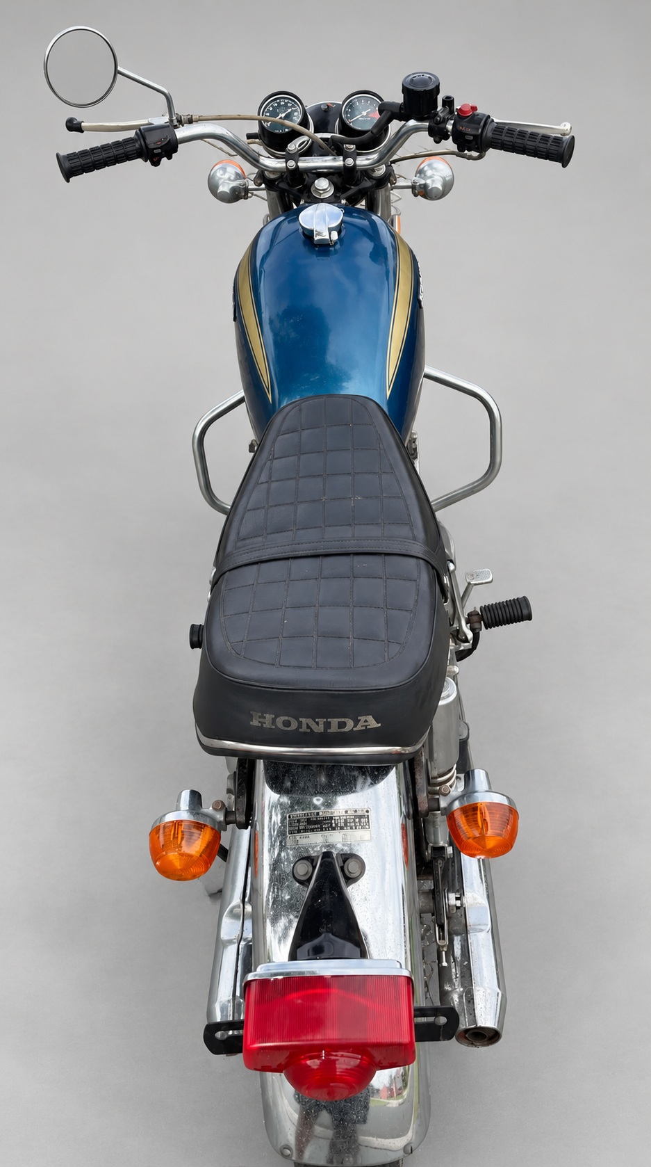 Blue and gold 1972 Honda CB450 — Seat, tank and controls